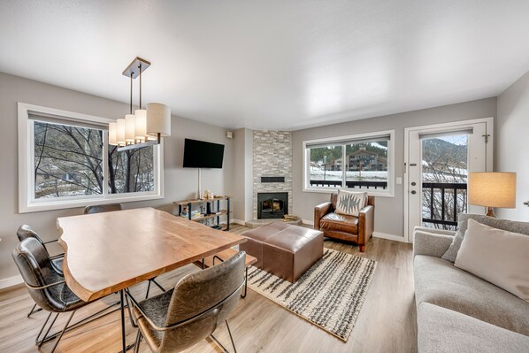 TV, fireplace - Comfortable condo with fireplace & washer/dryer - close to slopes (Jackson)