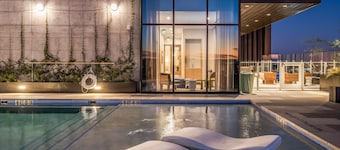 Natiivo Sky Cottage king studio with balcony & rooftop pool- Snowbird Friendly