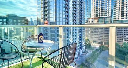 Natiivo Sky Cottage king studio with balcony & rooftop pool- Snowbird Friendly