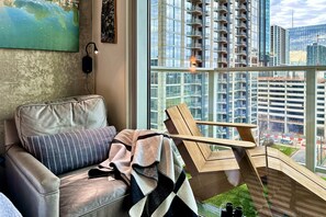 TV, fireplace, table tennis, books - Natiivo Sky Cottage king studio with balcony & rooftop pool- Snowbird Friendly (Austin)