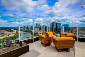 Terrace/patio - Natiivo Sky Cottage king studio with balcony & rooftop pool- Snowbird Friendly (Austin)