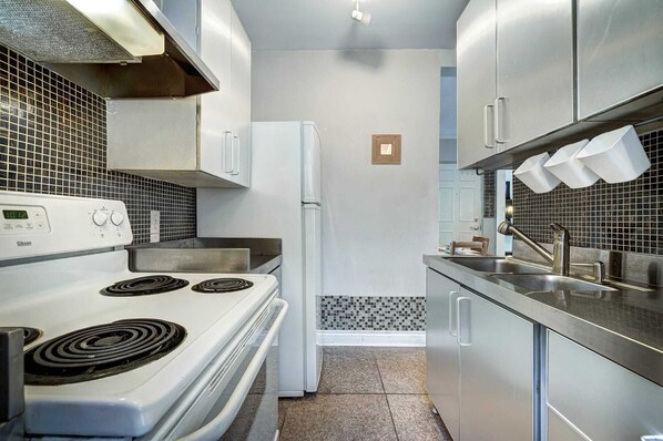 Coffee/tea maker, fridge, microwave, oven