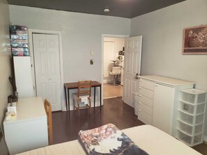2 bedrooms, desk, iron/ironing board, free WiFi