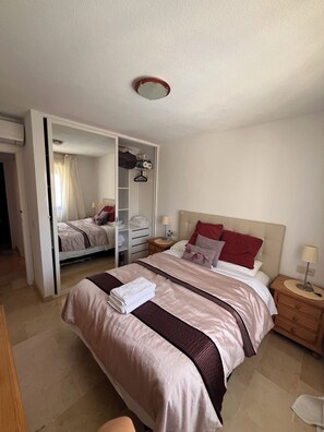 2 slaapkamers, een strijkplank/strijkijzer, wifi (toeslag), beddengoed