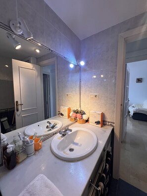 Baignoire, séchoir à cheveux, bidet, serviettes fournies