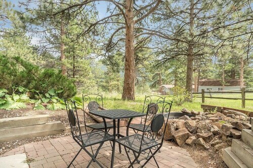 NEW HOT TUB, Game Room, PICKLEBALL COURT, AC, Fireplaces-close To RMNP, downtown