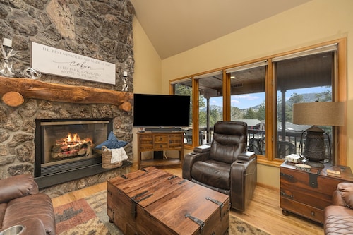 NEW HOT TUB, Game Room, PICKLEBALL COURT, AC, Fireplaces-close To RMNP, downtown