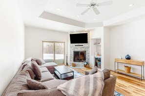 TV, fireplace - Ski-in/out condo with fireplace, pool, hot tub, sauna & washer/dryer (Ludlow)