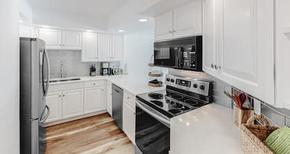 Ski-in/out condo with fireplace, pool, hot tub, sauna & washer/dryer