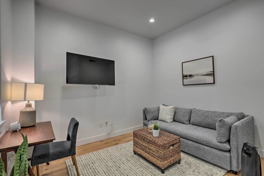 Chic & Sunny Provo Townhome W/ Rooftop Deck! - Provo, UT