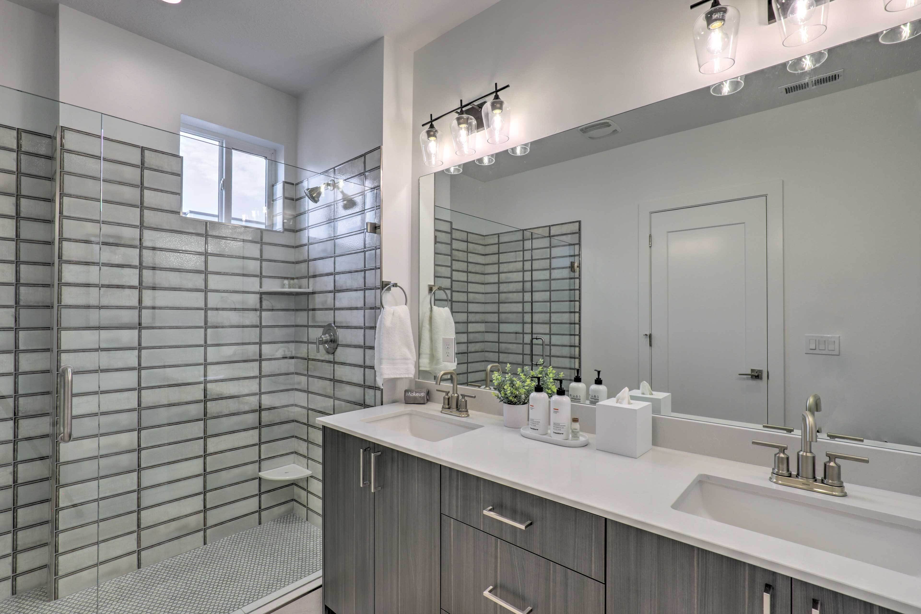 Amenidades de baño gratuitas, secadora de cabello, toallas 
