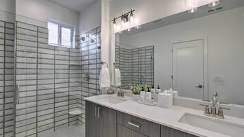 Amenidades de baño gratuitas, secadora de cabello, toallas