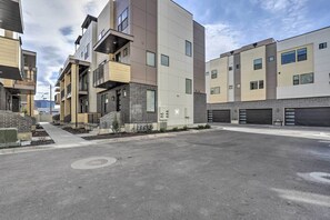 Exterior - Chic & Sunny Provo Townhome w/ Rooftop Deck! (Provo)