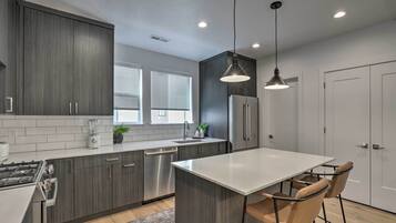 Fridge, microwave, stovetop, dishwasher