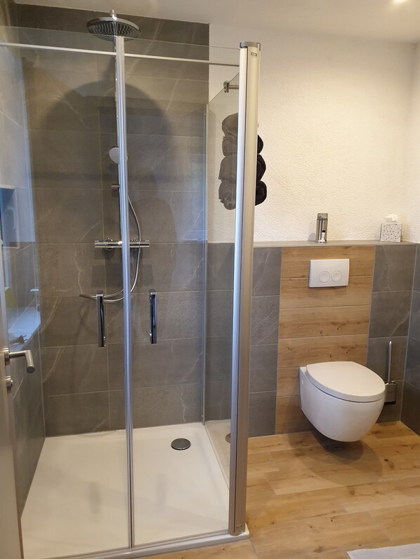 Shower, towels, soap, toilet paper - Heidi's Lark's Nest (Weikersheim)