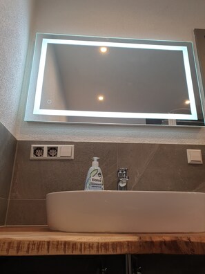 Dusche, Handtücher, Seife, Toilettenpapier