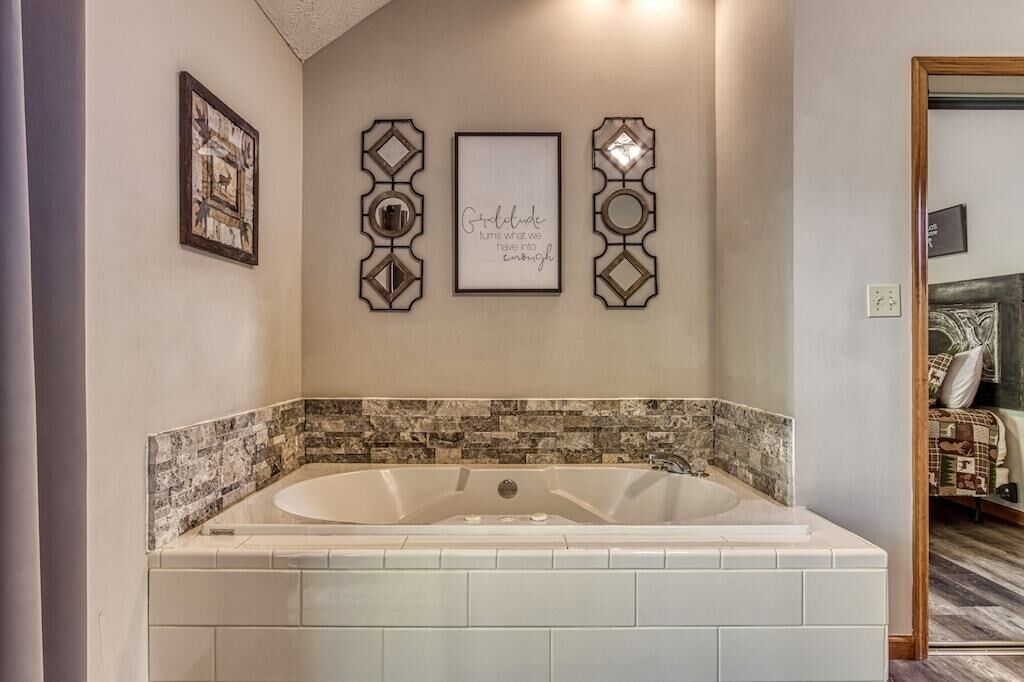 Charming 2BD w Scenic Views!!  HOT TUB! Pool<br><br>"Fo