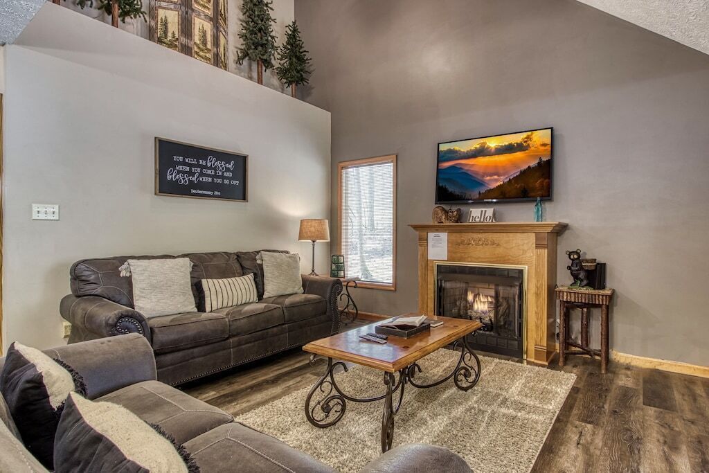 Charming 2BD w Scenic Views!!  HOT TUB! Pool<br><br>"Fo