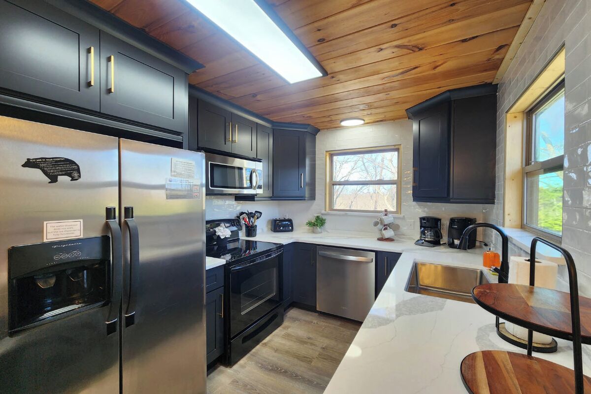 Jääkaappi, mikroaaltouuni, uuni, liesi