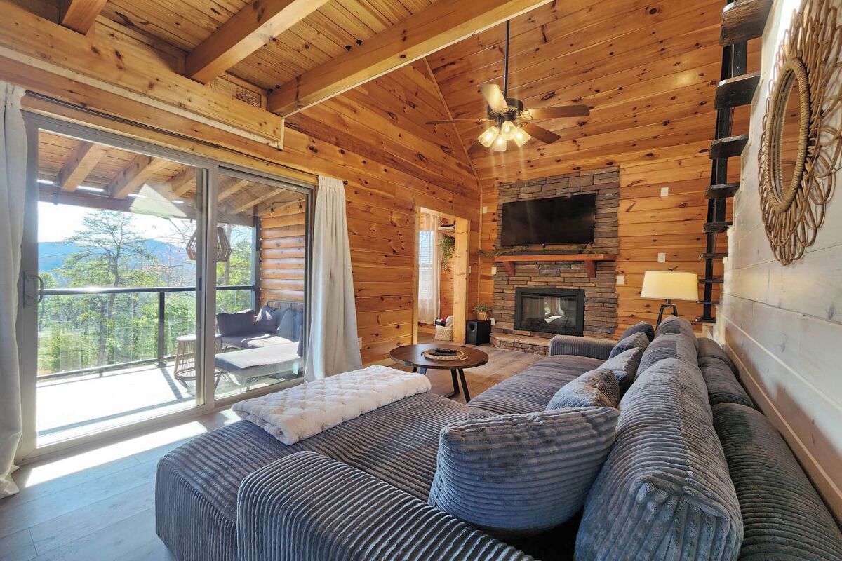 Televisio, takka, videopelejä, DVD-soitin