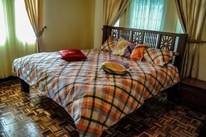 2 dormitorios, escritorio, tabla de planchar con plancha y wifi