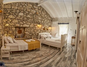 Deluxe Triple Room | Premium bedding, individually decorated, free WiFi, bed sheets - Morisi Avlu (Cesme)