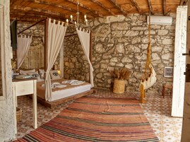 Standard Tek Büyük Yataklı Oda | Kaliteli yatak takımı, ayrı ayrı dekore edilmiş 