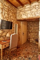 Standard Tek Büyük Yataklı Oda | Kaliteli yatak takımı, ayrı ayrı dekore edilmiş 