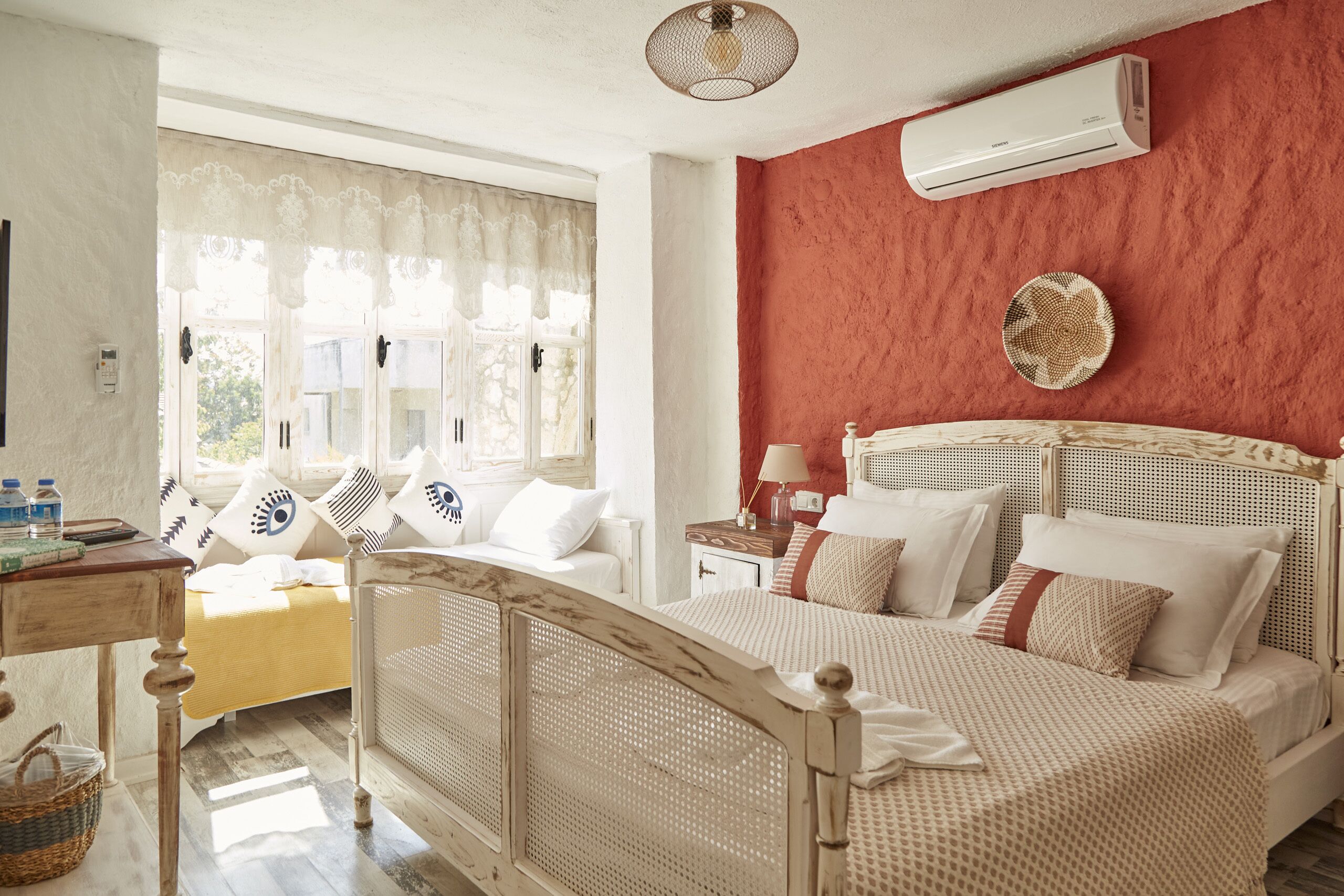 Deluxe driepersoonskamer | Luxe beddengoed, individueel gedecoreerd, gratis wifi, beddengoed