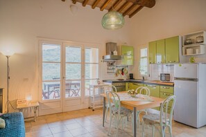 Kjøleskap, mikrobølgeovn, ovn og oppvaskmaskin