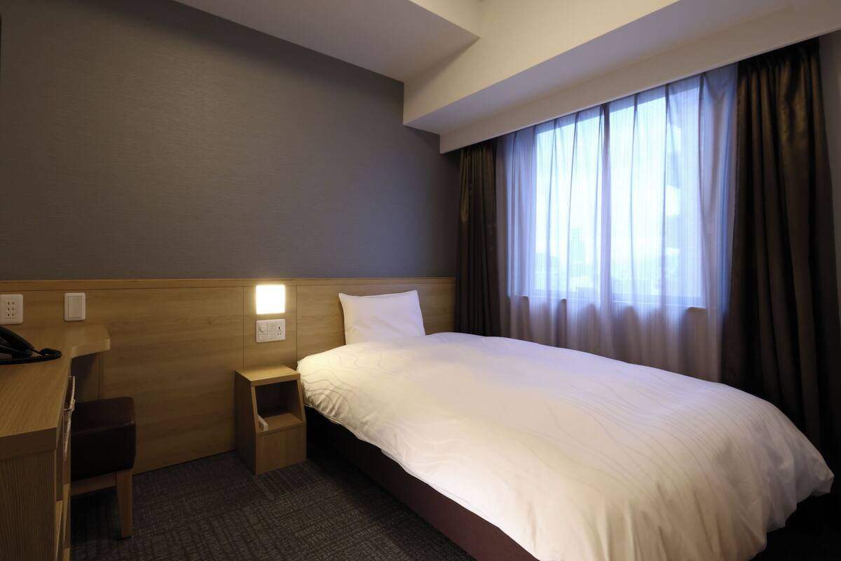 desk, soundproofing, free wifi, bed sheets