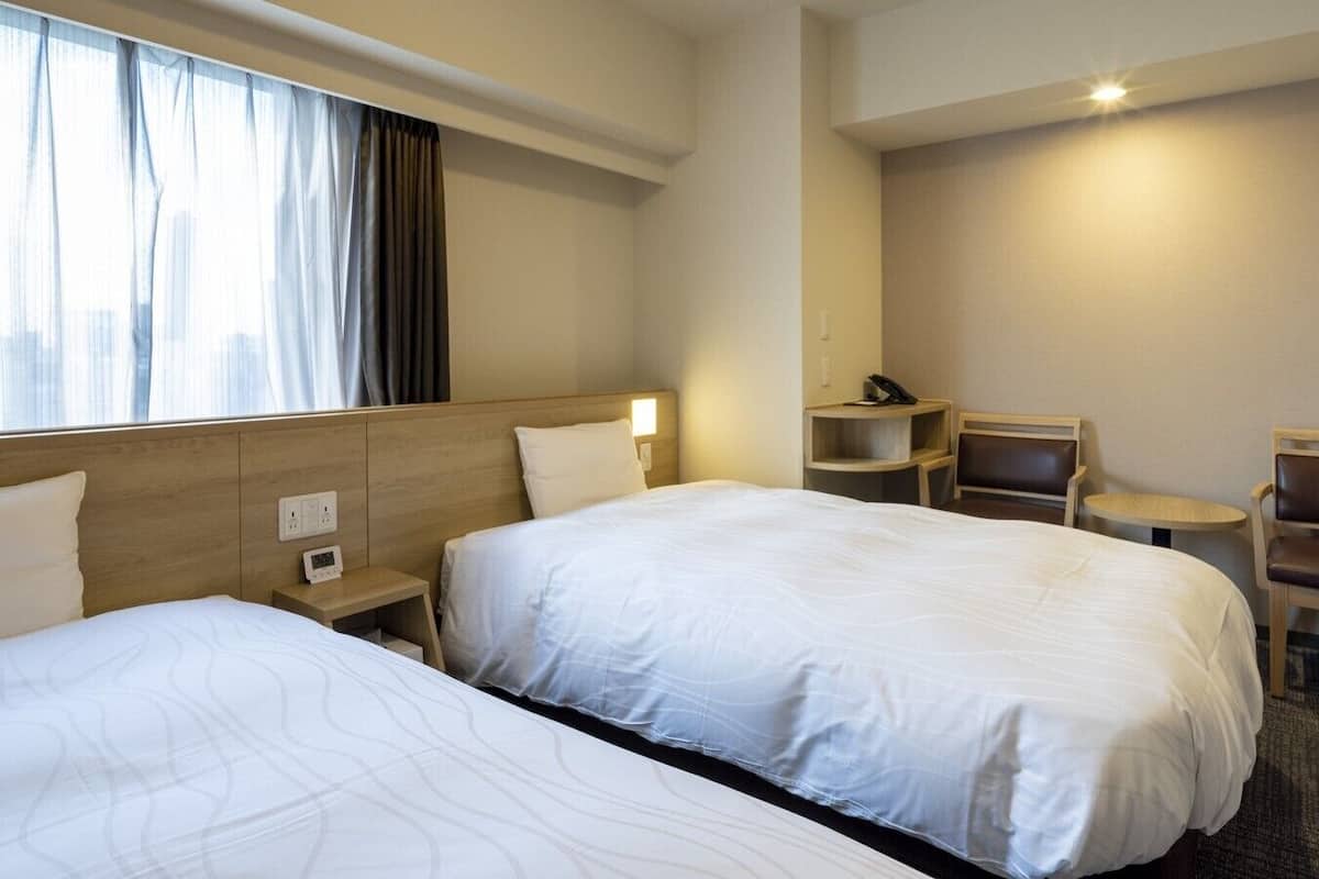Escritorio, insonorización, wifi gratis y ropa de cama