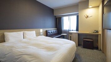 Desk, soundproofing, free WiFi, bed sheets