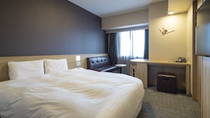 Desk, soundproofing, free WiFi, bed sheets - Dormy Inn Hiroshima Annex (Hiroshima)