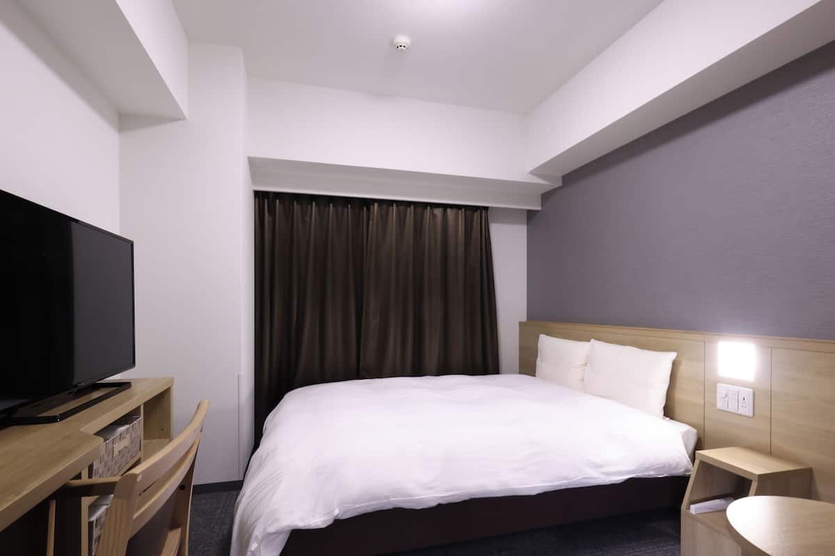 Escritorio, insonorización, wifi gratis y ropa de cama