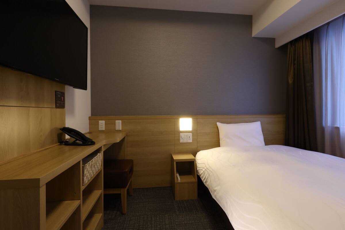 desk, soundproofing, free wifi, bed sheets