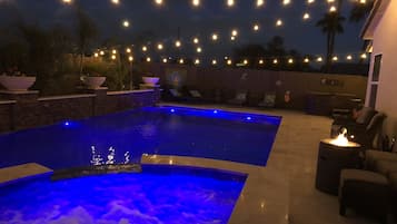 Una piscina al aire libre, una piscina climatizada