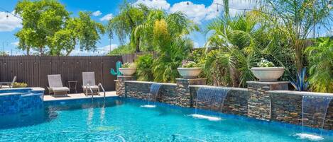 Una piscina al aire libre, una piscina climatizada