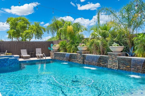 New 4 BR Brand new Heated Pool & Spa plus 2nd therapeutic Spa! & Putting Green!