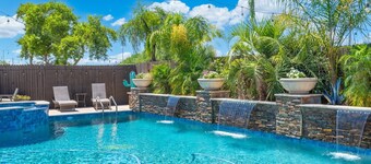 New 4 BR Brand new Heated Pool & Spa plus 2nd therapeutic Spa! & Putting Green!