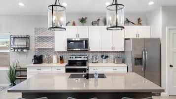 Een koelkast, een magnetron, een oven, een kookplaat