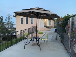Outdoor dining - Enjoy Panoramic Scenic Views of Los Angeles, Close to the Beach and SOFI stadium (Los Angeles)