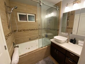 Combined shower/bathtub, jetted bath, hair dryer, towels - Enjoy Panoramic Scenic Views of Los Angeles, Close to the Beach and SOFI stadium (Los Angeles)