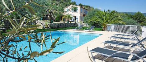 Una piscina al aire libre, una piscina climatizada