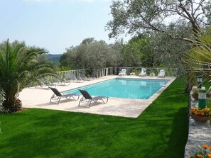Una piscina al aire libre, una piscina climatizada