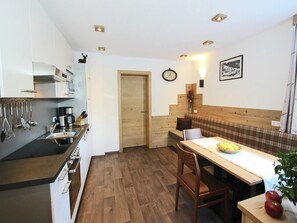Fridge, microwave, oven, stovetop - Apartment in See near Ski Slopes (See)