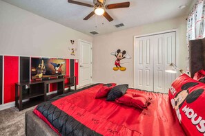 9 bedrooms, iron/ironing board, travel crib, free WiFi - SPECIAL WINTER REDUCTIONS/CHAMPIONS GATE RESORT - 9 Bed , 5 bath (Davenport)