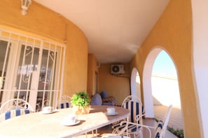 Outdoor dining - MONTSENY 3 Empuriabrava - INTERimmo (Empuriabrava)