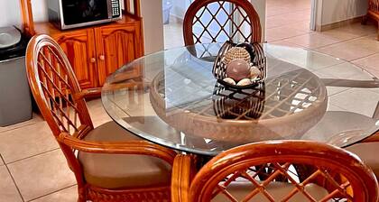 Beautiful, spacious house near beach with electric generator