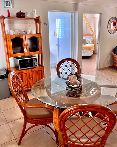 Beautiful, spacious house 9 minute drive to beach with electric generator